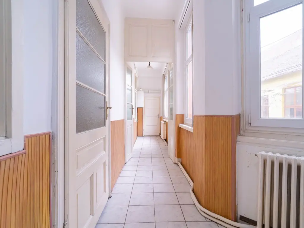 PRET NOU! Apartament la casă, ultracentral– curte proprie și garaj