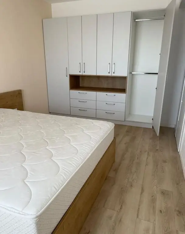 Inchiriez ap 2 camere, mobil utilat modern, loc parcare- 550 euro/luna