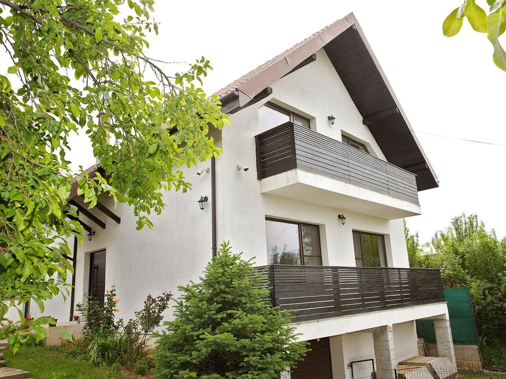 Vilă 5 dormitoare, 4 băi, 2 248mp teren, piscină. Preț: 229 000 E.
