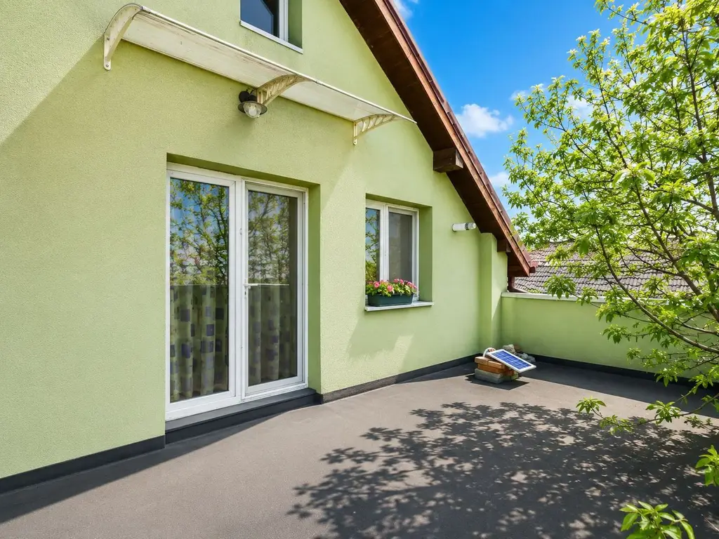 Casă spațioasă cu 8 camere, teren generos, oferă libertate și confort