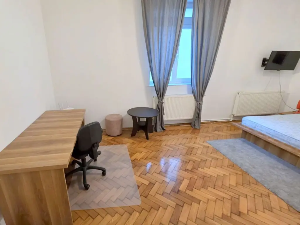 De inchiriat apartament cu o camera ultracentral, et. 1, 320 euro