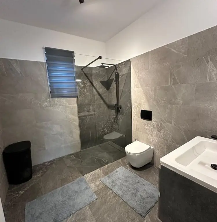 Vând apartament cu trei camere