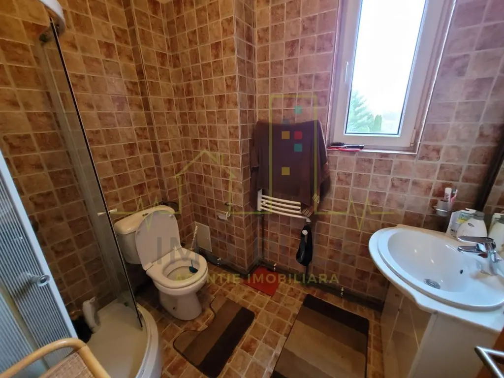 Casa individuala. Mobilata si utilata. Dispune de toate utilitatile.