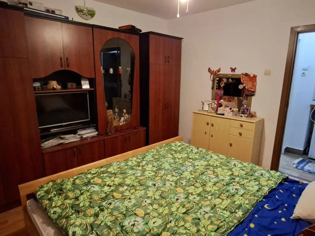 BRASADAS vinde ap 2 cam etaj 2 pe Botizului.