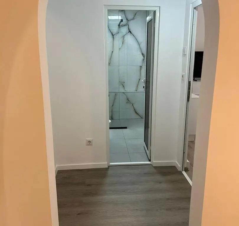 ageuropa.ro vinde apt. 4 cam. 78mp la etajul 2 în Micro 16.