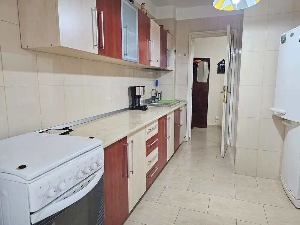 Apartament cu 3 camere, etaj intermediar - Piata Centrala
