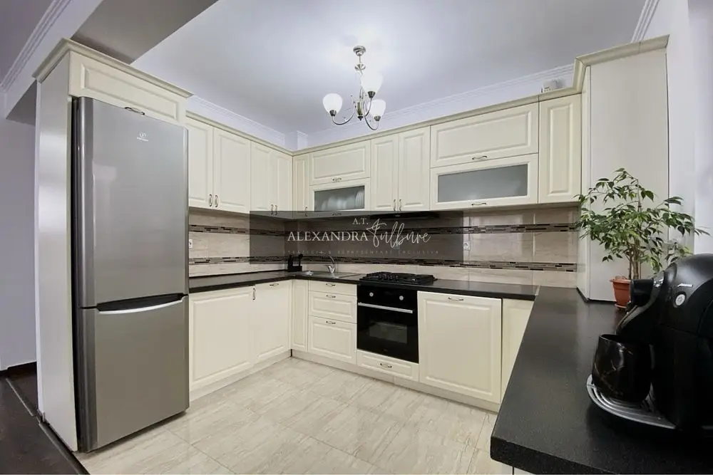 Apartament 3 camere, 2 balcoane, etaj intermediar, parcare.
