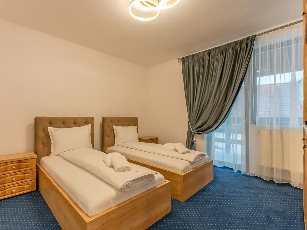 Pensiune Râșnov, 13 camere plus locuință proprietar, zonă Cetate