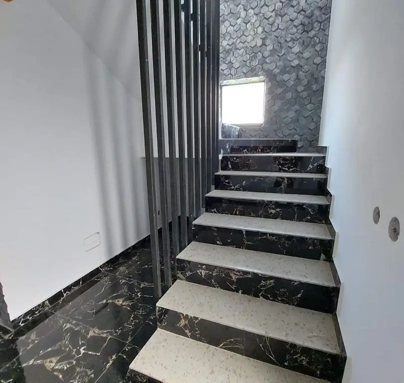 Ag BRASADAS vinde Casa P+1 in MIROSLAVA.