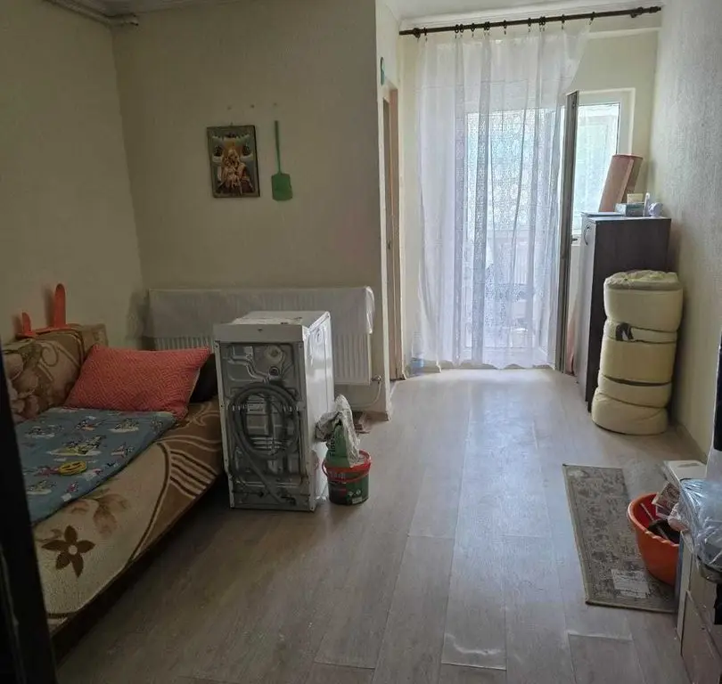BRASADAS vinde garsoniera pe Ostrovului la PARTER.