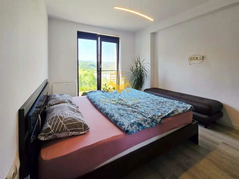Casă modernă de vânzare, curte, 6 camere, parcare, Zona Vivo, Florești