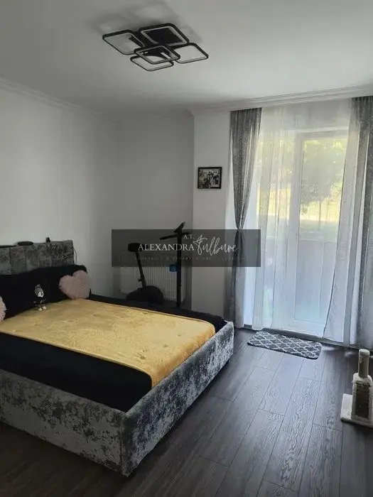 Apartament 3 camere, 2 bai, balcon, Teilor