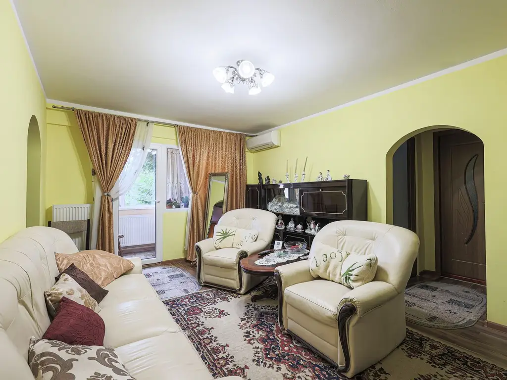 Apartament, la etajul 1, cu balcon spre zona verde, malul Muresului