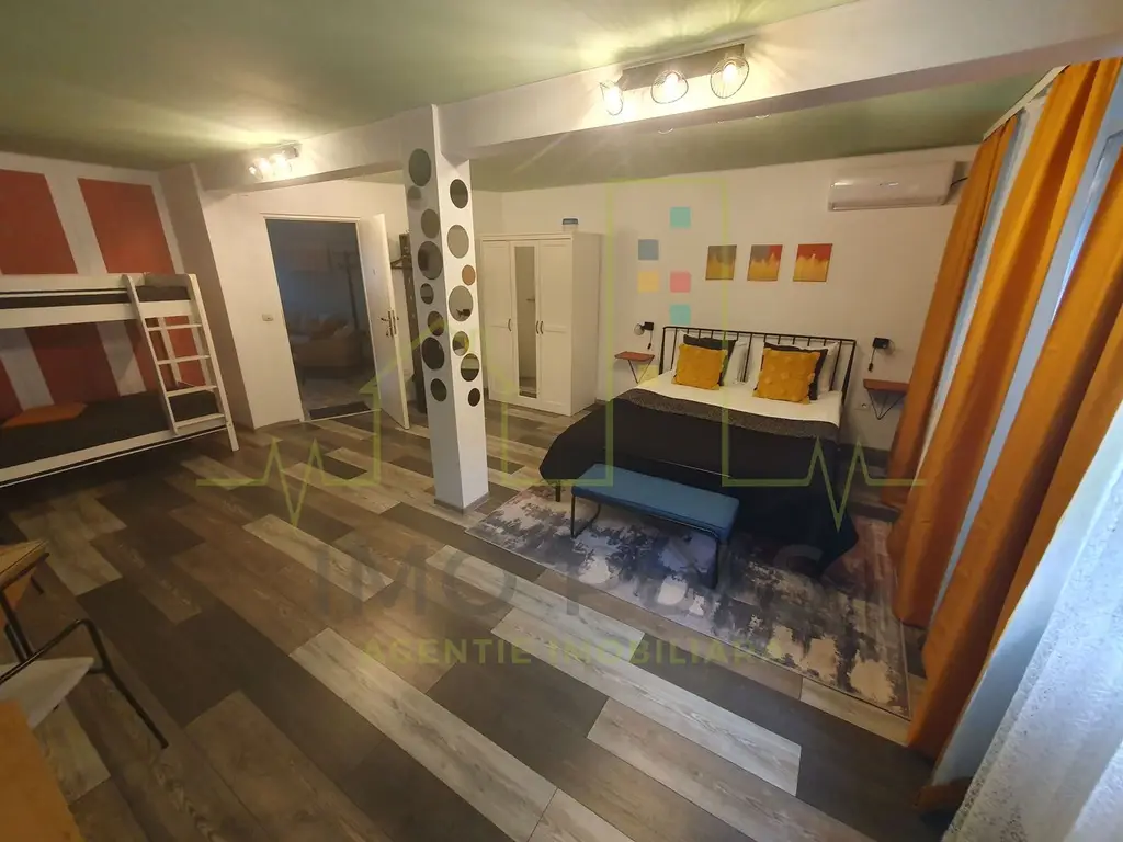 Casa + 5 apartamente + spatiu de inchiriat + parcari. Pretabil locuit + afacere