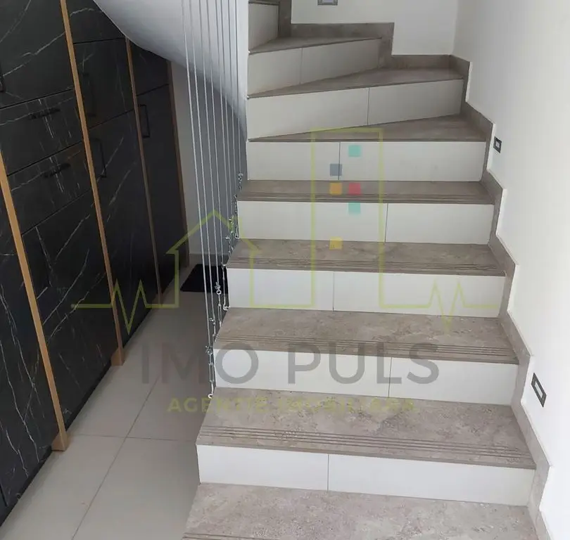Apartament pe 3 nivele. Terasa 30 mp. 2 Balcoane. 2 Bai. Gradina