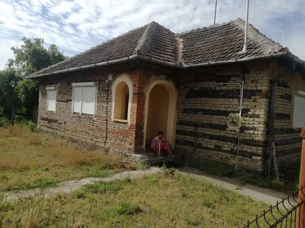 Ag BRASADAS vinde casa LOCUIBILA 3 cam teren 5.000 mp HOREA.