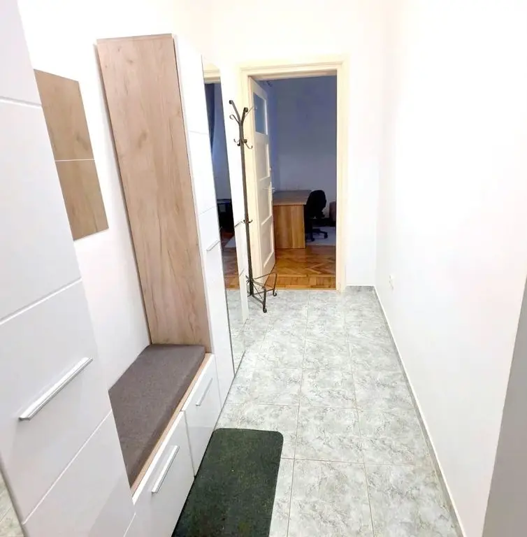 De inchiriat apartament cu o camera ultracentral, et. 1, 320 euro