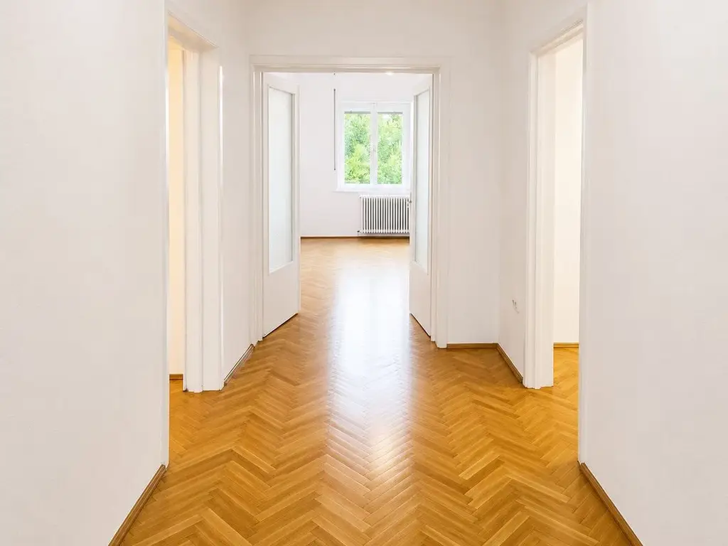 Apartament spațios cu 3 camere, 87 mp utili, 2 garaje, etaj 1 la casă