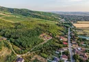 Teren pe deal, 1.150 mp, în Miniș, front 26 m, Drumul Vinului
