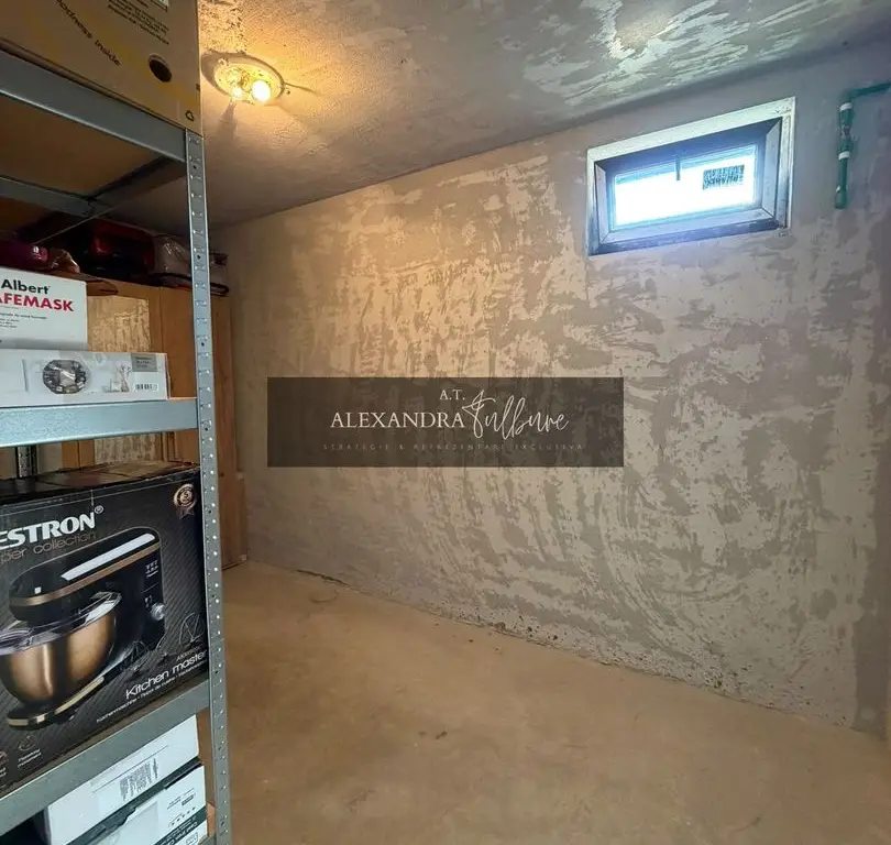 Apartament 3 camere, curte, boxa, parcare, Sub Cetate