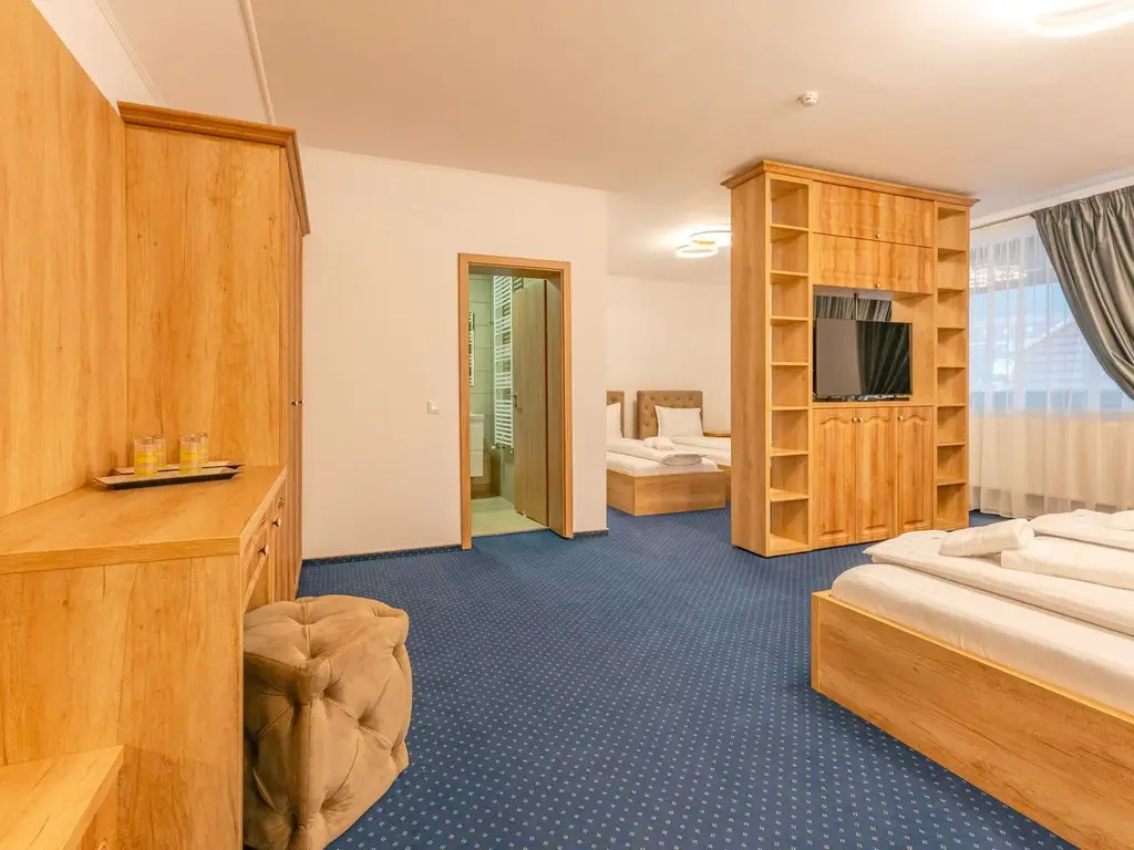 Pensiune Râșnov, 13 camere plus locuință proprietar, zonă Cetate