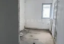 Spațiu industrial modern cu panouri fotovoltaice și acces TIR