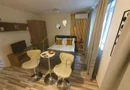 Casa + 5 apartamente + spatiu de inchiriat + parcari. Pretabil locuit + afacere