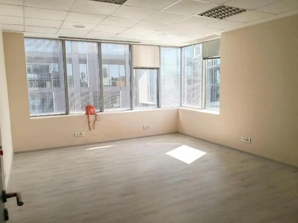 Spatiu birou de vanzare etaj 4 Grozavesti langa metrou