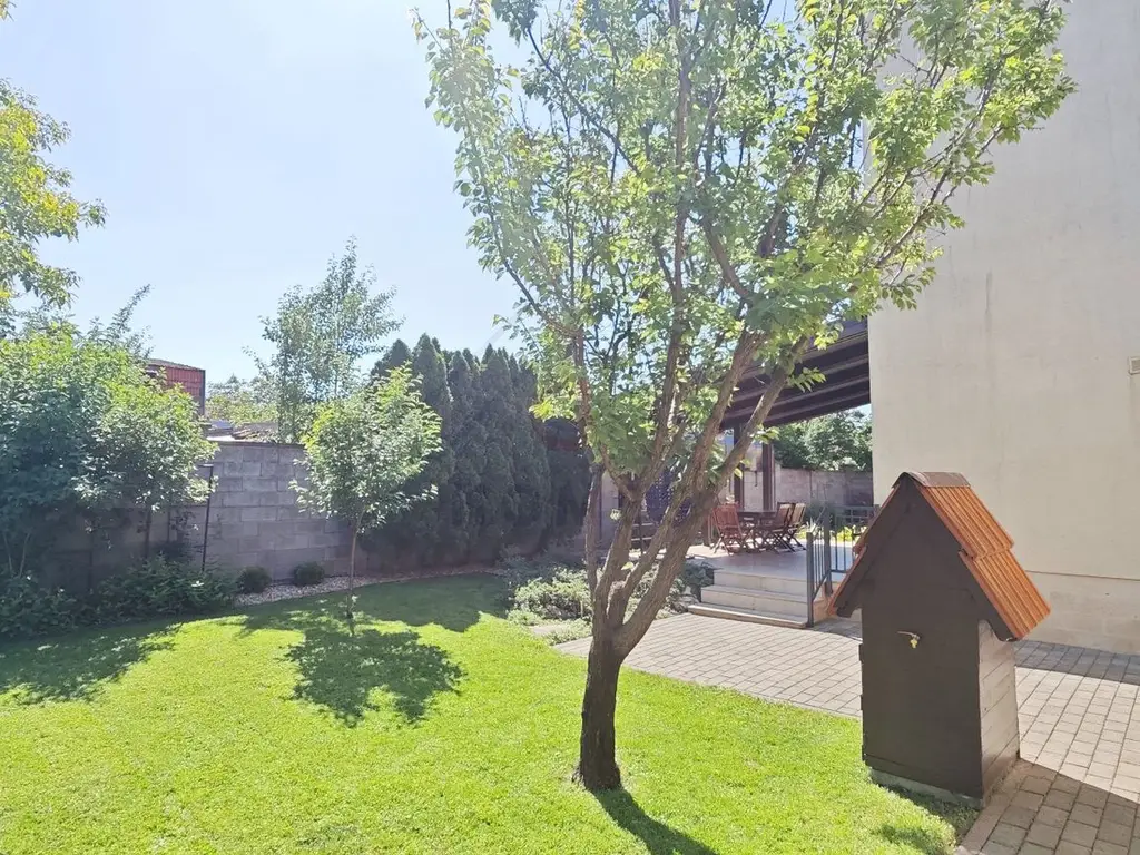 Casa spatioasa. Pretabil si pt. clinica, invatamant, camin varstnici.