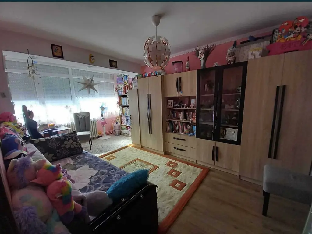 BRASADAS vinde ap 2 cam etaj 4/4 Careiului.