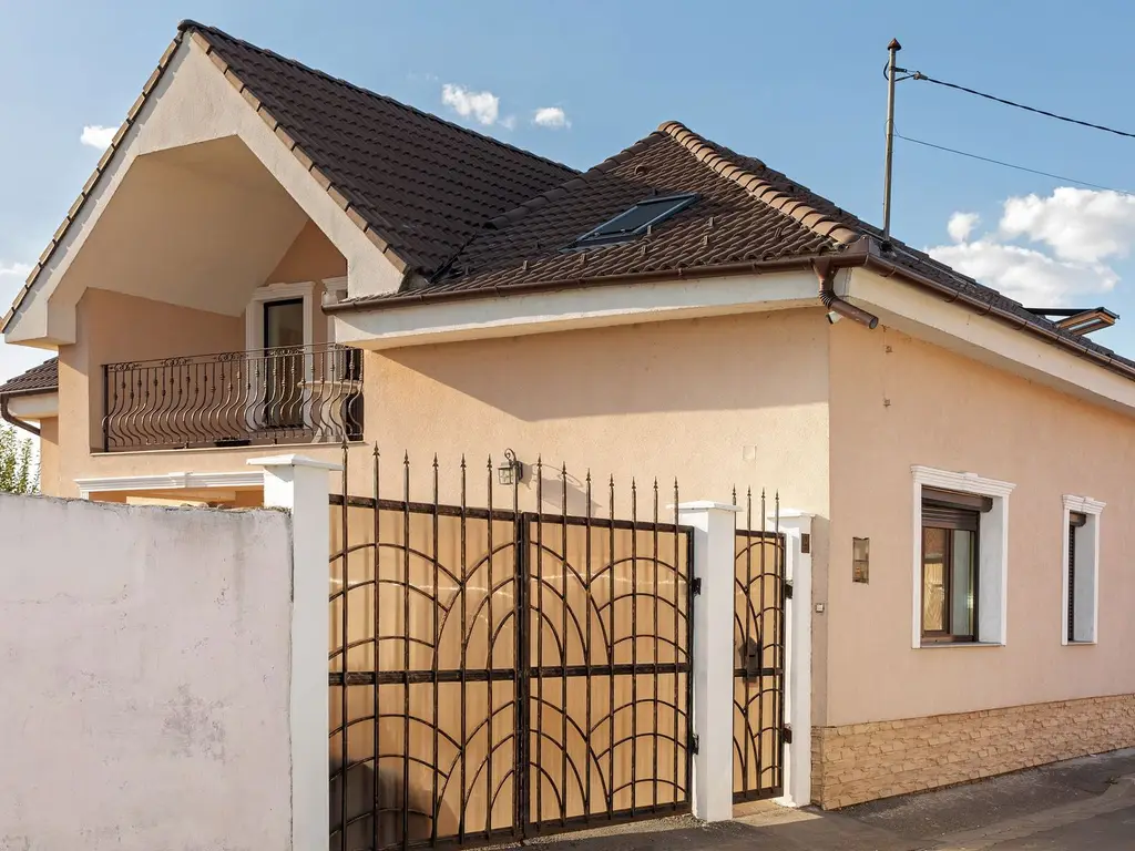 Vilă P+M, Clujului, 190 mp, teren 520 mp, singur în curte. 225 000 E