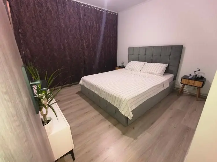 BRASADAS vinde ap 3 cam etaj 3/4 în Micro 17.