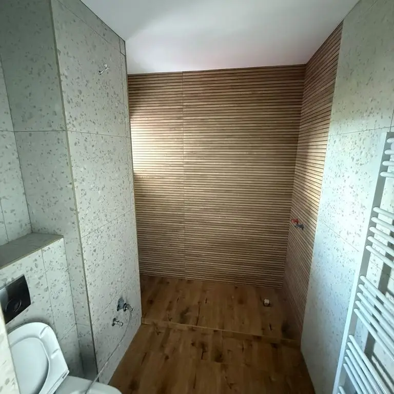 BRASADAS vinde ap 3 cam etaj 7/8 Micro 17 – Recent renovat.