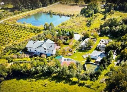 O proprietate de exceptie la Corbi, 18 ha, izvor, lac, pastravarie
