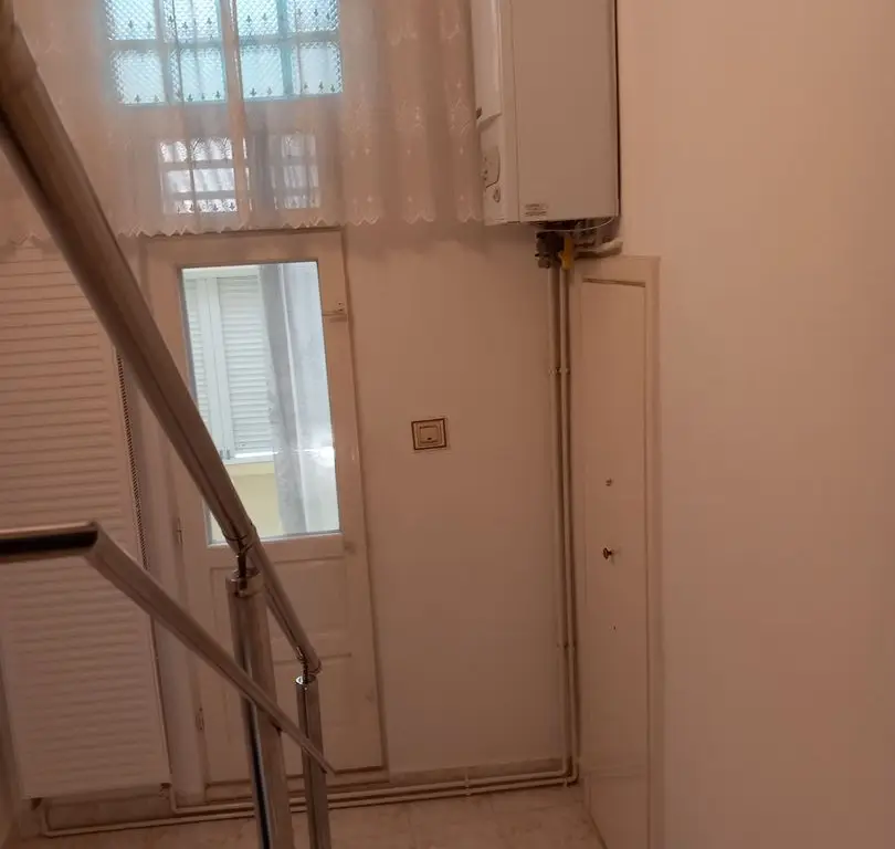BRASADAS vinde casa 2 cam cu etaj 6 ari zona Bercu Rosu.