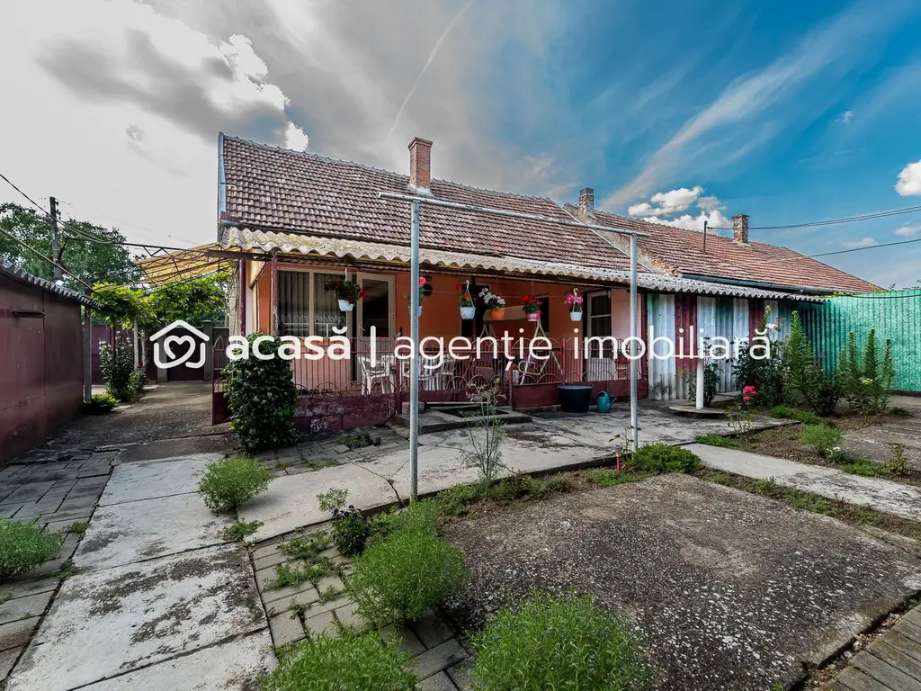 Casa 3 camere, bucatarie si baie, in zona centrala din Chisineu-Cris