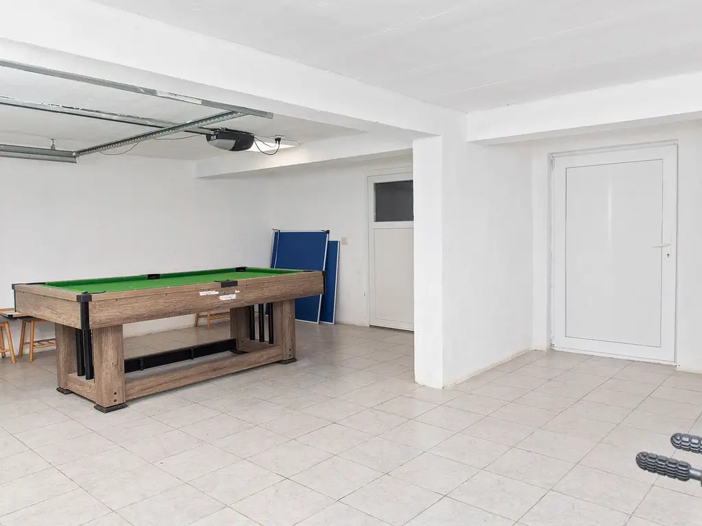 Vilă 5 dormitoare, 4 băi, 2 248mp teren, piscină. Preț: 229 000 E.