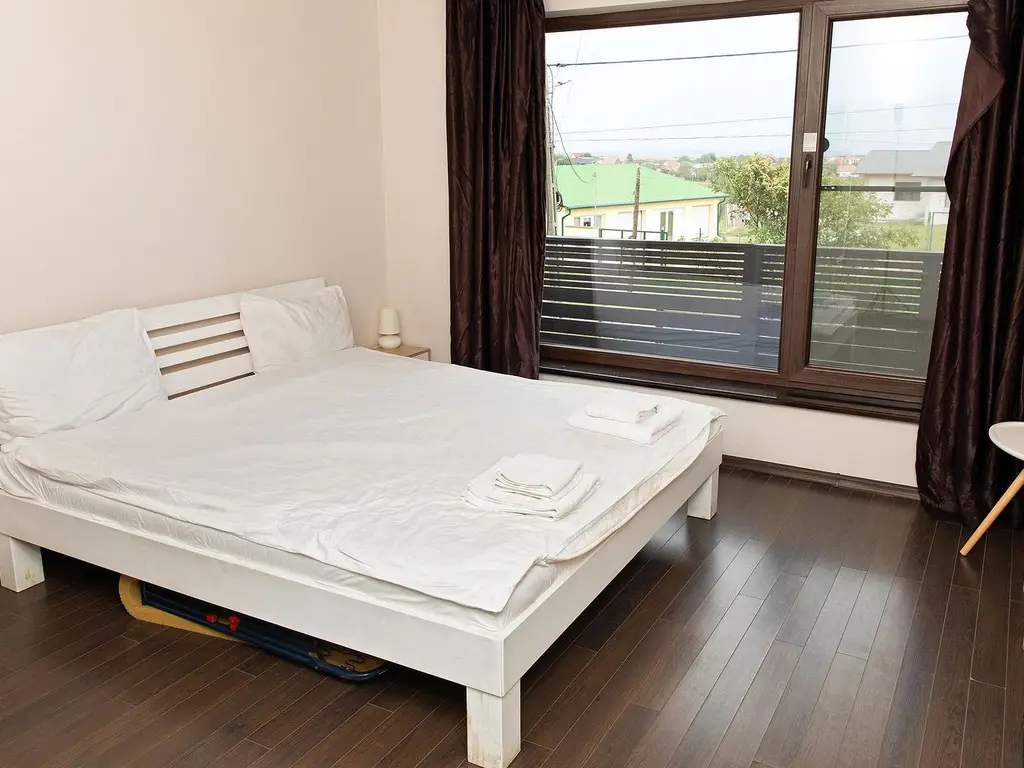 Vilă 5 dormitoare, 4 băi, 2 248mp teren, piscină. Preț: 229 000 E.