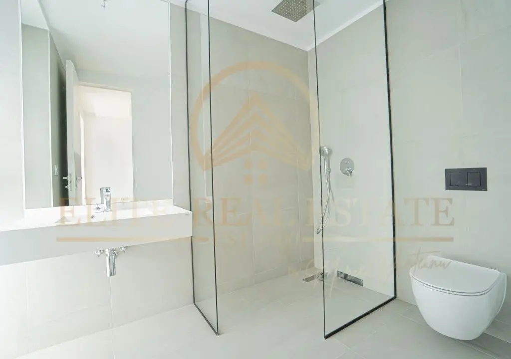 Stațiunea Mamaia - Vânzare apartament cu 4 camere, 3 bai cu vedere la lac.