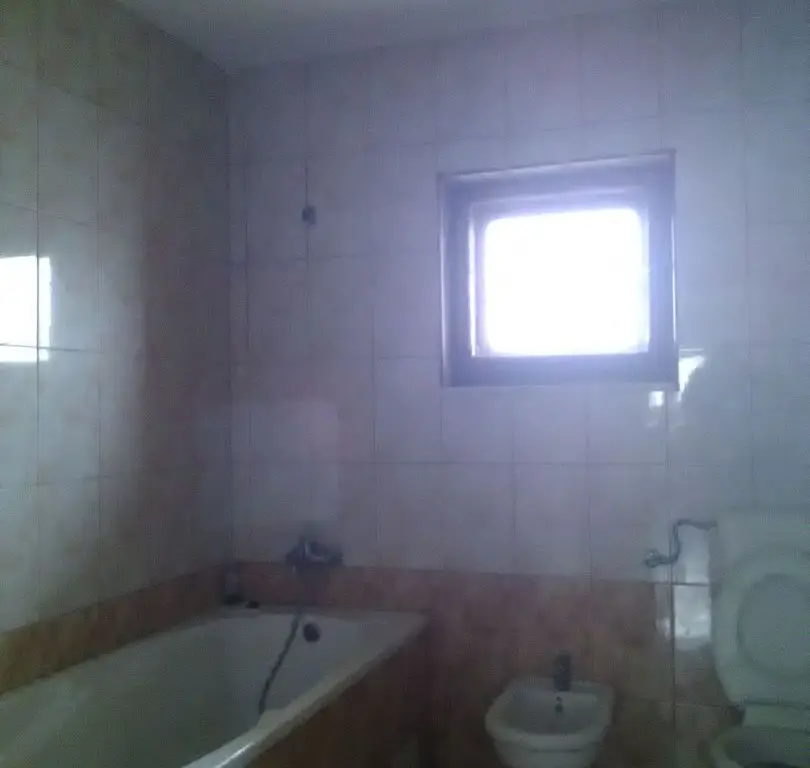 Casa 6 camere - cazare 12 persoane, Nord