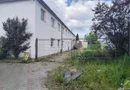 Spațiu industrial modern cu panouri fotovoltaice și acces TIR