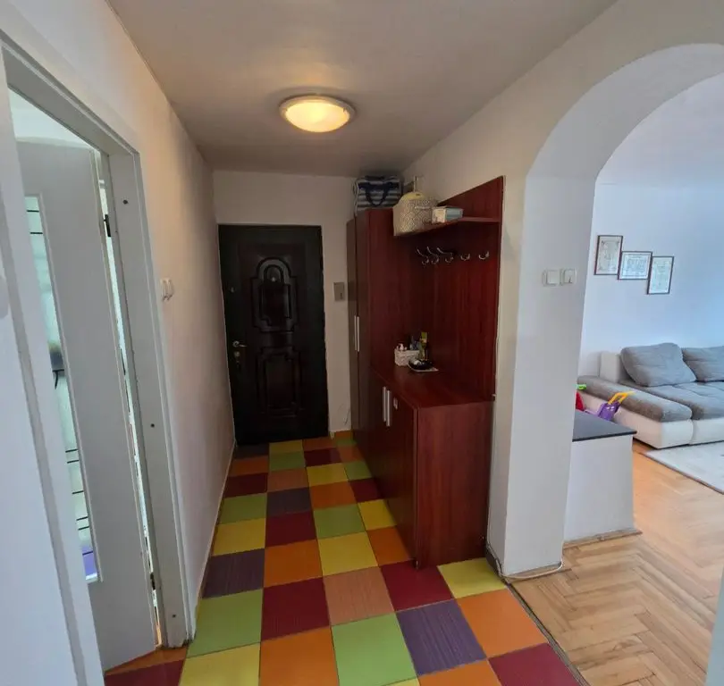 Vand apartament cu 4 camere aproape de centru
