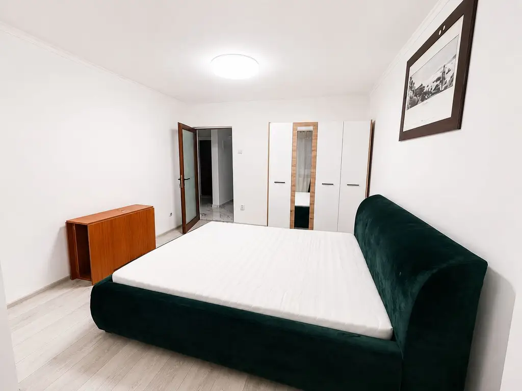 Apartament spațios 3 cam, complet renovat, mobilat – disponibil 01.07.