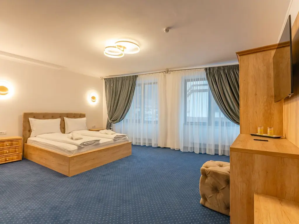 Pensiune Râșnov, 13 camere plus locuință proprietar, zonă Cetate