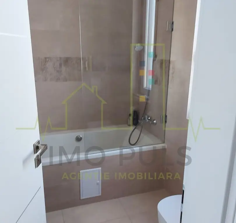 Apartament pe 3 nivele. Terasa 30 mp. 2 Balcoane. 2 Bai. Gradina