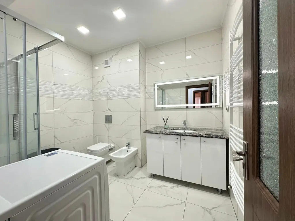 Vând apartament 3 camere 3 minute de Coresi complex ISARAN