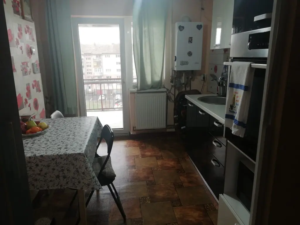 ageuropa.ro vinde ap 2 cam la etajul 4 în Carpați 2.