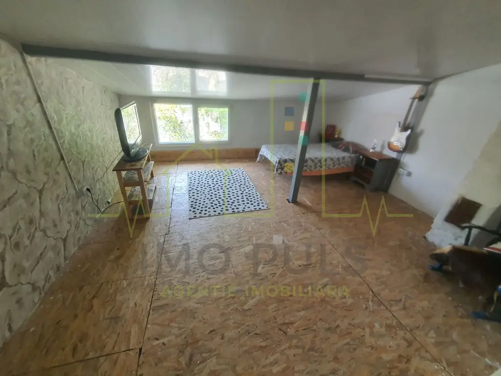 Casa individuala pe parter, cu pod foarte inalt amenajat.