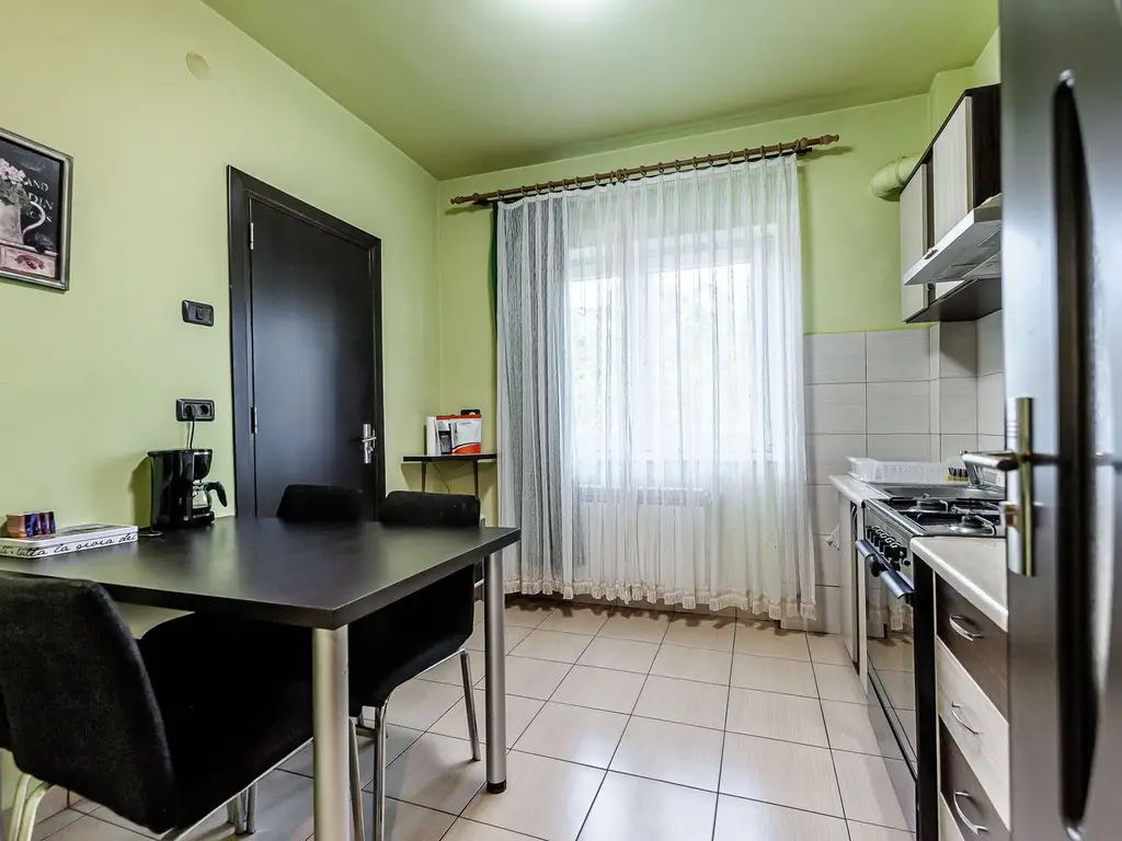 VANDUT! Apartament spațios, 2 camere decomandat, Podgoria Arad