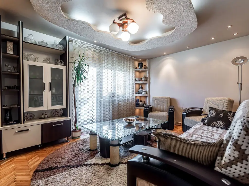 REZERVAT!! Apartament 3 camere Micalaca 300. Vedere superbă